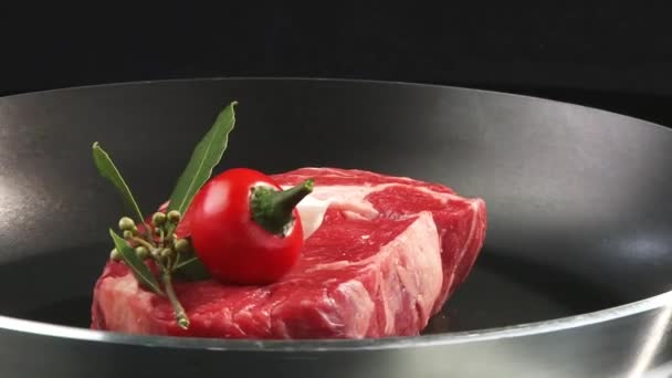 rib eye steak se zeleninou - Záběry, video