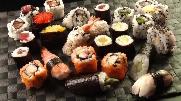 Rozmanité sushi na podnose - Záběry, video