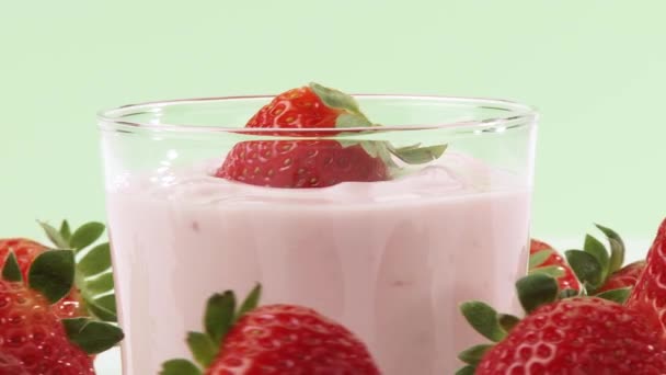 Jahodový jogurt a jahody - Záběry, video
