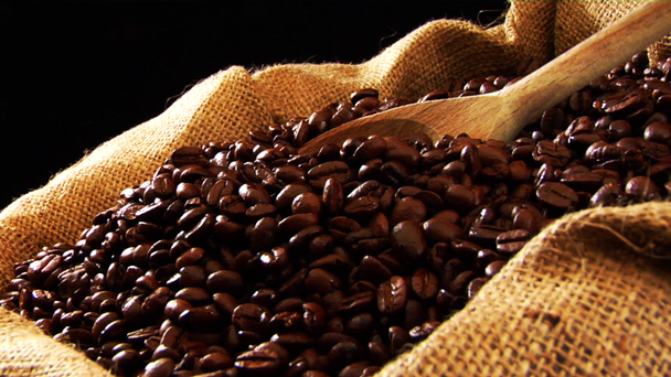 egy zsák kávébab - Felvétel, videó