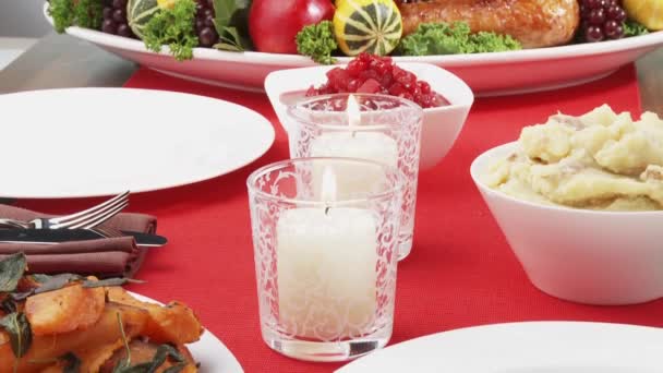 Tallar pavo asado en mesa festiva
 - Metraje, vídeo