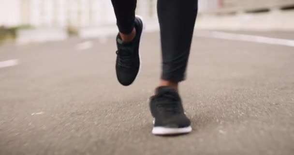 Πόδια, φυσική κατάσταση και ένα άτομο που τρέχει στο δρόμο closeup κατά τη διάρκεια ενός μαραθωνίου, αγώνα ή καρδιο κατάρτισης. Άσκηση, παπούτσια και ένας αθλητής στο δρόμο για μια προπόνηση για τη βελτίωση της υγείας ή της απόδοσης. - Πλάνα, βίντεο