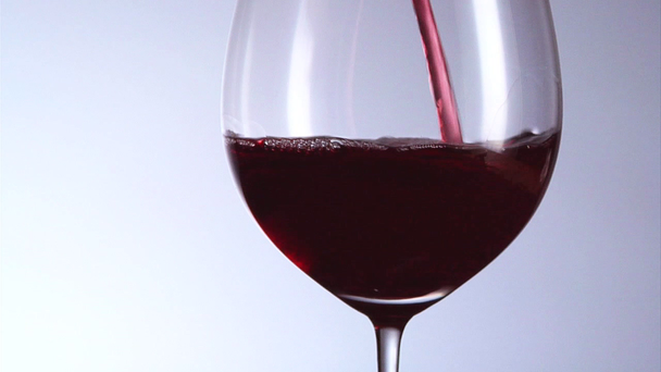 vörösbor öntése üvegbe - Felvétel, videó