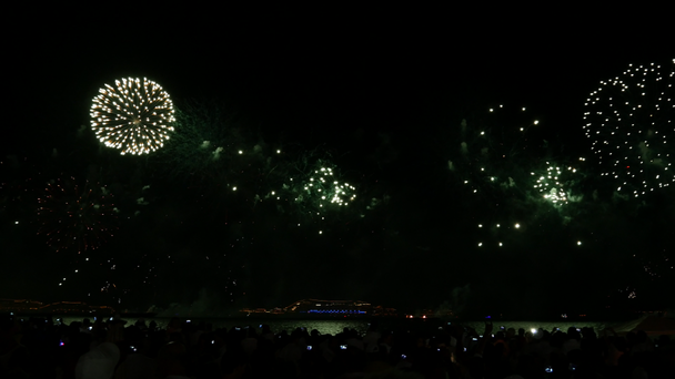 Spektakuläres Feuerwerk am Copacabana-Strand - Filmmaterial, Video