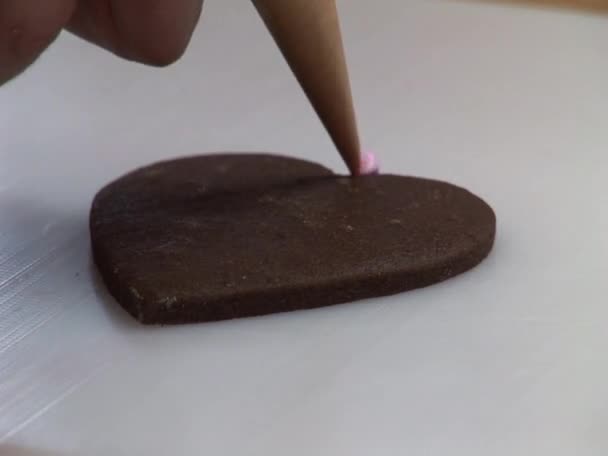 Διακόσμηση μπισκότο σε σχήμα καρδιάς - Πλάνα, βίντεο