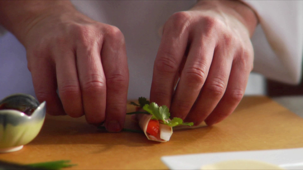 Обертывание креветок шампуром в кондитерскую
 - Кадры, видео