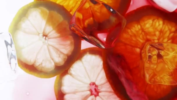 柑橘系の果物の上に赤ワインを注ぐ - 映像、動画