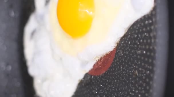 Ein Ei in einer Pfanne kochen. Kochen. Spiegelei. Vertikales Video. - Filmmaterial, Video