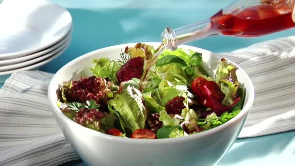 Mettre du vinaigre sur la salade
 - Séquence, vidéo