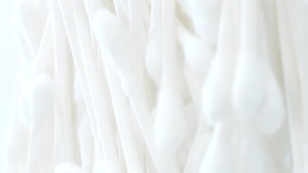 Tamponi di cotone bianco, tampone di cotone su uno sfondo bianco pulito. Al rallentatore. Video verticale - Filmati, video