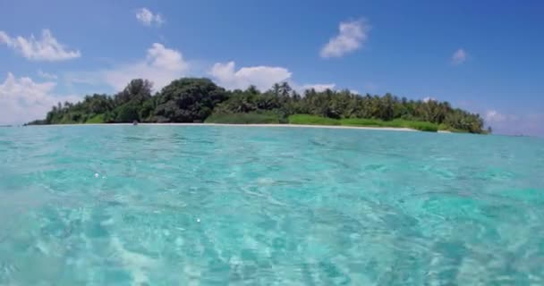 Μισό υποβρύχιο διαφανή ωκεανό και θέα με τροπικό νησί στις Μαλδίβες. Υψηλής ποιότητας 4k πλάνα - Πλάνα, βίντεο