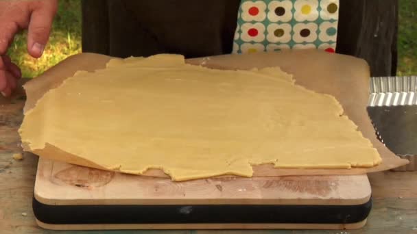 Obložení plechovku dortík s křehké pečivo - Záběry, video