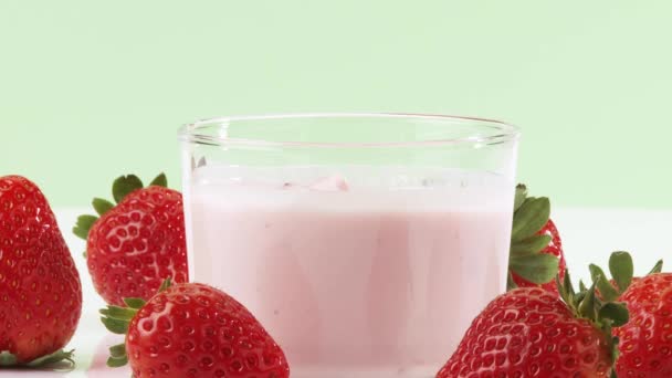 Erdbeere aus Joghurt löffeln - Filmmaterial, Video