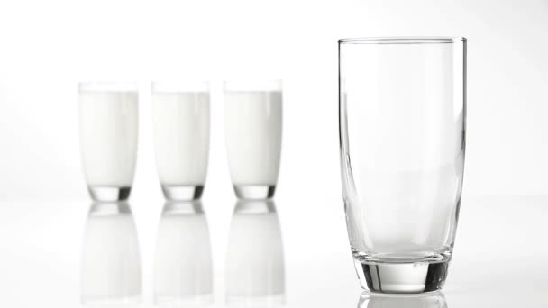 Наливание молока в стакан - Кадры, видео