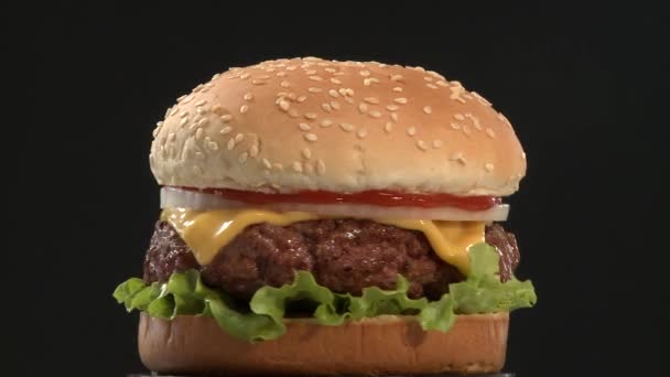 Rotující cheeseburger zblízka - Záběry, video