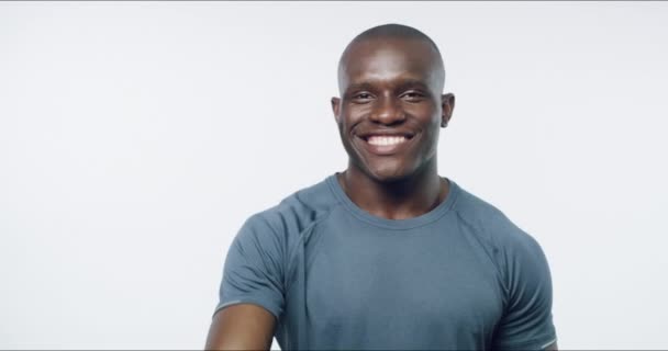 Afrikai férfi, ok jel és fitness stúdióban mosollyal az arcán felülvizsgálat, visszajelzés vagy szavazás fehér háttérrel. Személye, ikonja és emoji választás, döntés és boldog portré, testmozgás vagy wellness. - Felvétel, videó