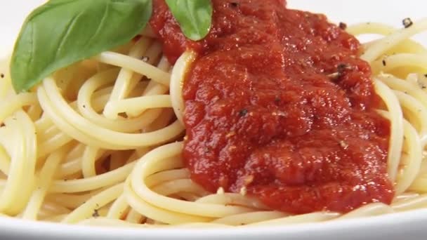 espaguetis con salsa de tomate y albahaca - Metraje, vídeo