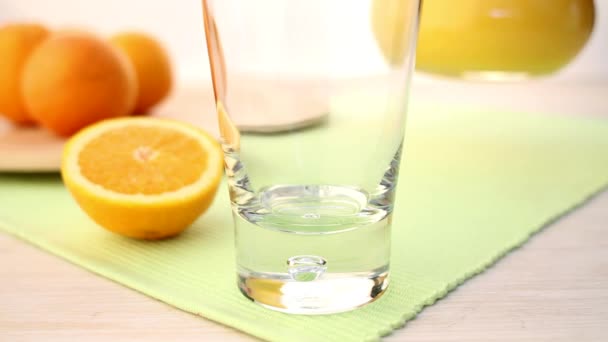 Verter jugo de naranja en un vaso
 - Imágenes, Vídeo
