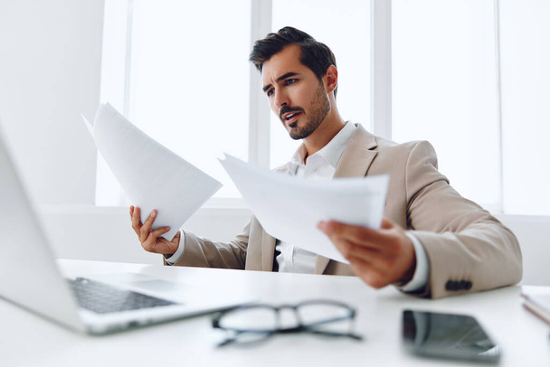 Коммуникационный офис лидера экспертизы планирования холдинга успешной работы документ компании бумажные очки рубашки ноутбук счастливый кавказский концепт бизнесмен сотрудник положительный - Фото, изображение