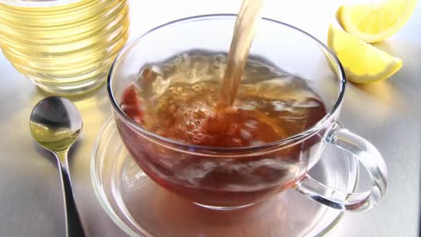 Despejar chá em xícara
 - Filmagem, Vídeo