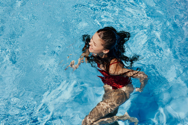 Sukellus urheilu lapsi aktiivinen kesä sininen märkä allas lapsi lapsuus vedenalainen leikkisä uida vapaa-ajan henkilö terve tyttö naisen liikettä - Valokuva, kuva