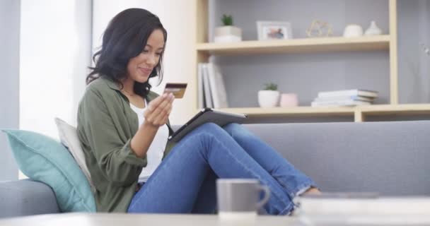 Γυναίκα, tablet και πιστωτική κάρτα για το ηλεκτρονικό εμπόριο, χαμόγελο με την πώληση στην ιστοσελίδα κατάστημα με fintech και την πληρωμή. Online αγορές, έκπτωση στο λογαριασμό και ευχαριστημένοι με την οικονομική εμπειρία του πελάτη στο σπίτι. - Πλάνα, βίντεο
