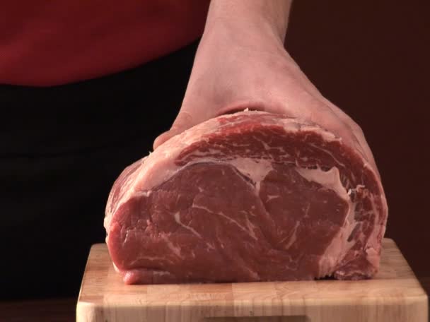 Człowiek, krojenie mięsa wołowego - Materiał filmowy, wideo
