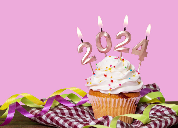 Cupcake Con Velas Formando Número 2024 para Feliz Año Nuevo - Celebración de Año Nuevo. - Foto, Imagen