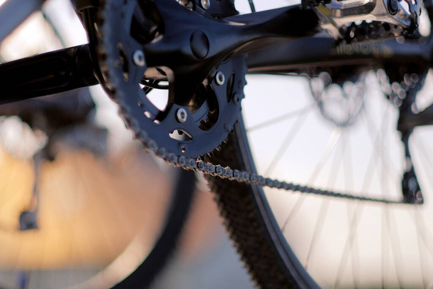 Konzept der schlechten Wartung der Fahrradkette und des Getriebes. Fahrradkette in Nahaufnahme mit selektivem Fokus - Foto, Bild