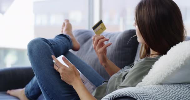Ευτυχισμένος, γυναίκα και πιστωτική κάρτα με tablet για online ψώνια, πληρωμή ή fintech αποταμιεύσεις στο σπίτι. Ψηφιακή τραπεζική, τέλη και χρηματοδότηση για πωλήσεις, κωδικούς πρόσβασης και κωδικούς για οικονομικές εφαρμογές, ηλεκτρονικό εμπόριο και χρήματα. - Πλάνα, βίντεο