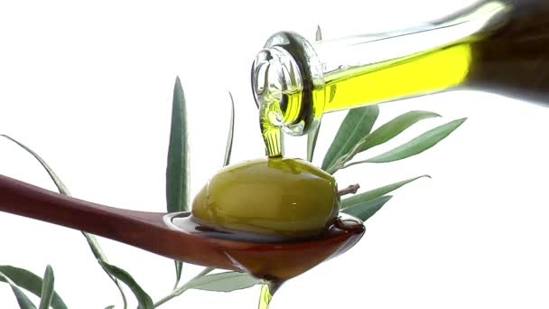 Olivenöl über eine grüne Olive gießen - Filmmaterial, Video