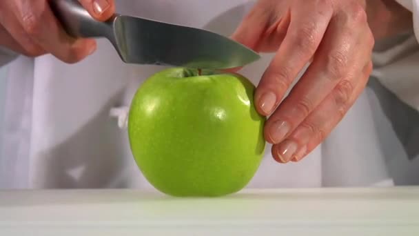 Chef halving green apple - Footage, Video