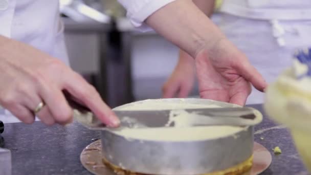 Pasta krema ile yayıldı - Video, Çekim