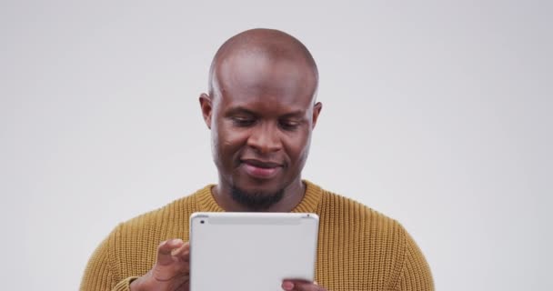 Onnellinen, internet ja musta mies, jolla on tabletti, konekirjoitus ja yhteys valkoisella studiotaustalla. Afrikkalainen henkilö, kaveri ja malli teknologian, digitaalisen sovelluksen ja verkkosivuston tiedot sähköpostitse tai hymyillen. - Materiaali, video