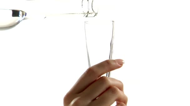 Sambuca in von Menschen gehaltenes Glas gießen - Filmmaterial, Video