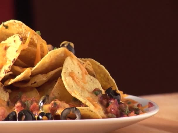 nachos με λιωμένο τυρί - Πλάνα, βίντεο