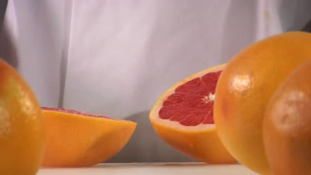 Zmniejszenie o połowę i wyciskanie krwi pomarańczowy - Materiał filmowy, wideo