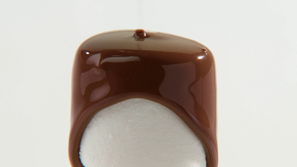 Coating marshmallow with chocolate - Footage, Video