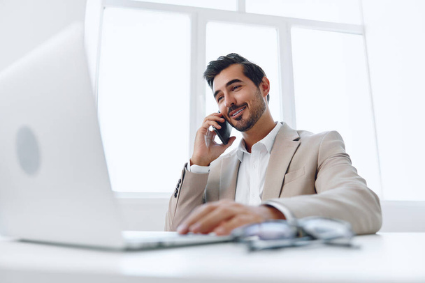 Job man okos kinézetű mobiltelefon professzionális számítógép üzletember győztes felnőtt boldog laptop sikeres életmód mosoly hívás férfi kapcsolat vállalati okostelefon iroda telefon - Fotó, kép