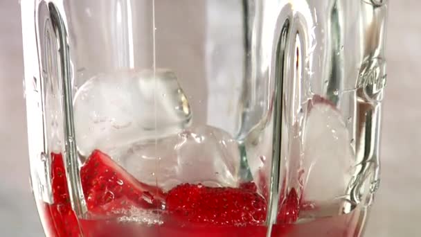 Herstellung eines Erdbeergetränks - Filmmaterial, Video