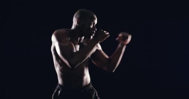 Boxer, férfi és kéz ököllel birkózik a sport verseny, portré és izom test overlay. Afrikai, sportoló és mma fitness edzés, puncs harc és fekete háttér stúdió mockup. - Felvétel, videó