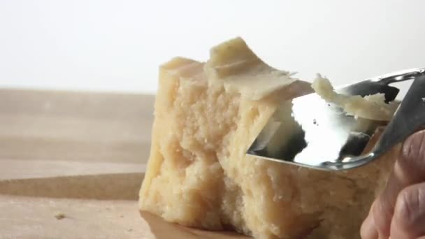 Chef-kok scheren Parmezaanse kaas - Video