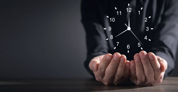 Mužská ruka ukazuje hodiny. Správa času - Fotografie, Obrázek