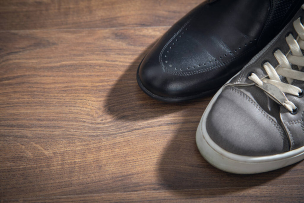 Concepto de equilibrio de la vida laboral. Zapatos de negocios y casuales - Foto, imagen