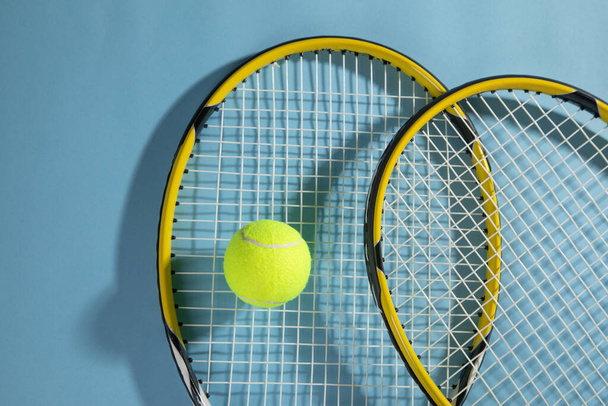 Tenis topu ve raketler. Spor. Hobi - Fotoğraf, Görsel