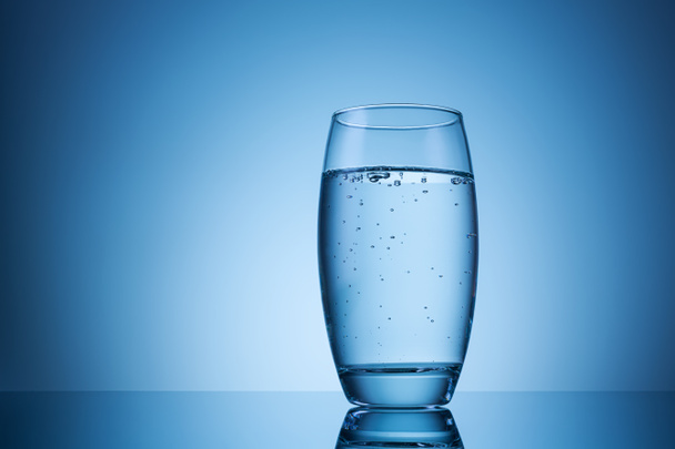 bruisend mineraalwater in een glas - Foto, afbeelding