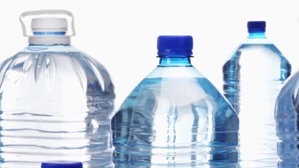 woda w plastikowych butelkach - Materiał filmowy, wideo