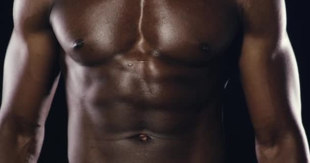 Gesicht, Bauch und schwarzer Mann mit Muskeln, Bodybuilder und Übung mit Herausforderung auf dunklem Studiohintergrund. Afrikanische Person, Porträt oder Modell mit Wellness, Training und Fortschritten bei Fitness oder Workout. - Filmmaterial, Video