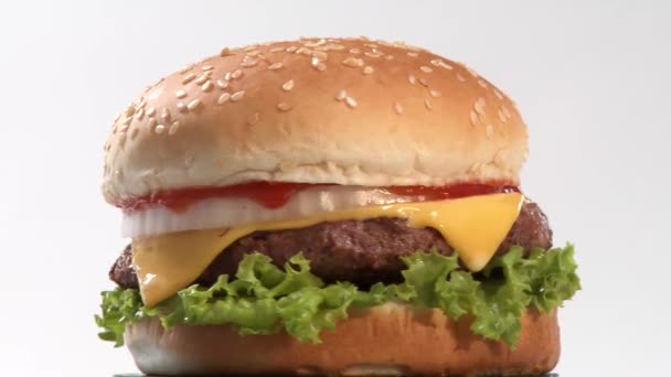 チーズバーガーを回転をクローズ アップ - 映像、動画