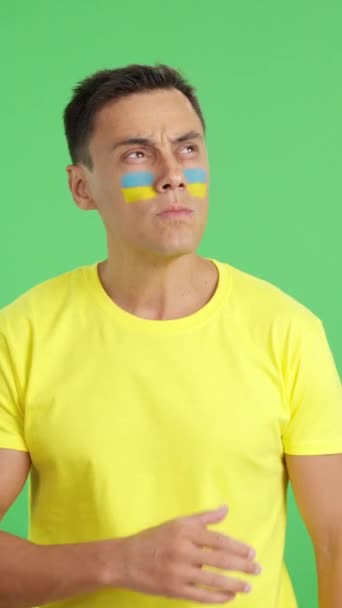 Vidéo en studio avec chroma d'un patriote ukrainien écoutant l'hymne national avec solennité - Séquence, vidéo